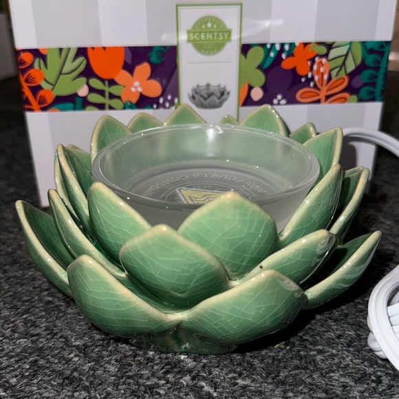 Scentsy Desert Bloom warmer - Picture 1 of 2